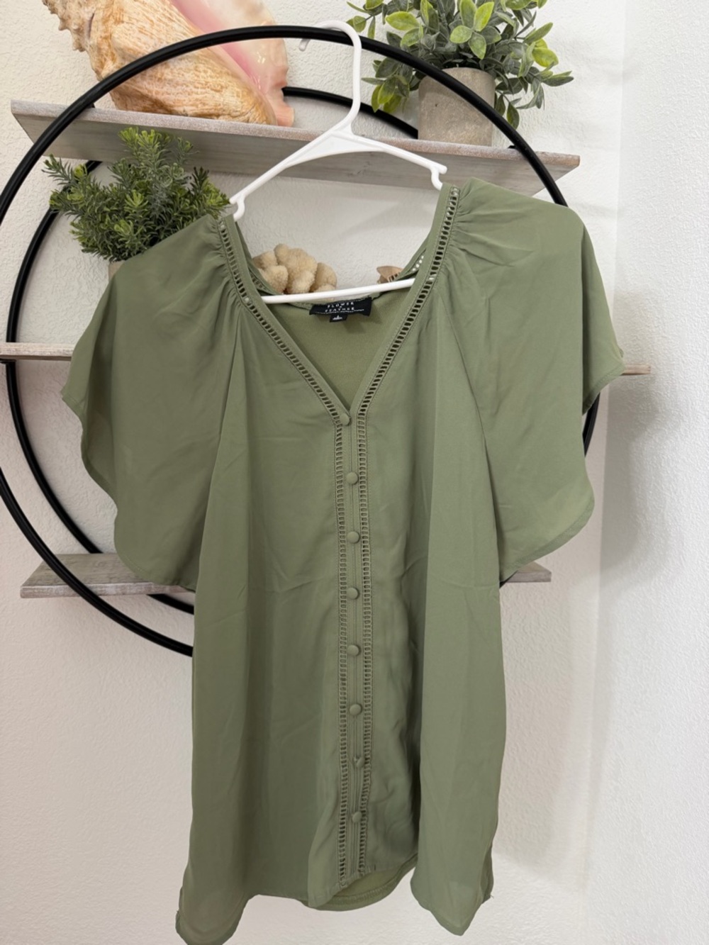 Kensie Olive Green V-Neck Button-Front Flutter Sleeve Blouse